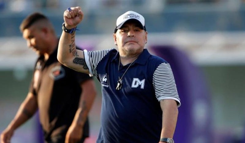 Diego Maradona saluda a la afición en Argentina 