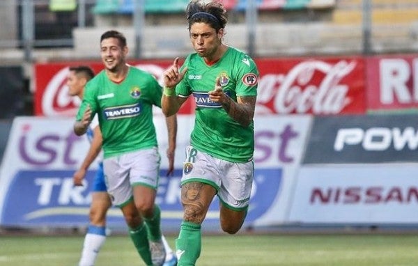 Joaquín Montecinos celebra en juego