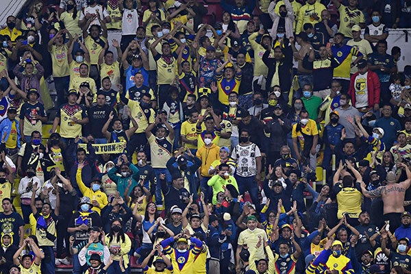 Afición de América durante un partido en el Azteca