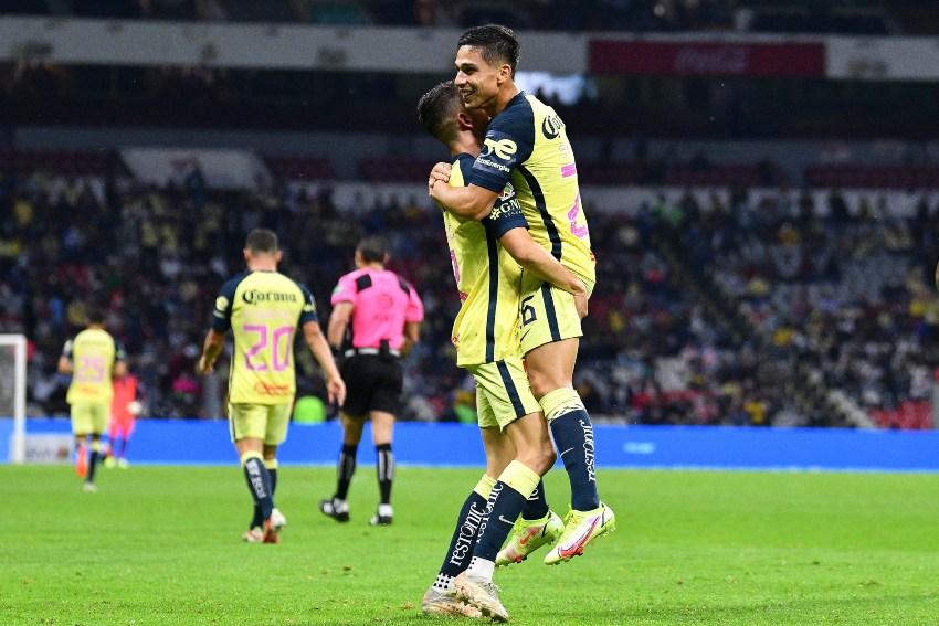 Salvador Reyes y Fidalgo festejando un gol
