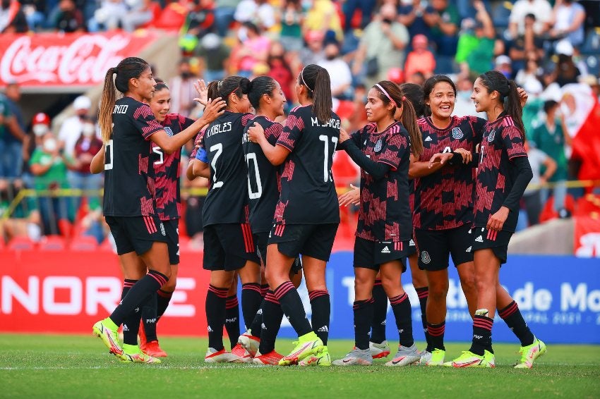 Jugadoras mexicanas celebrando un gol a favor