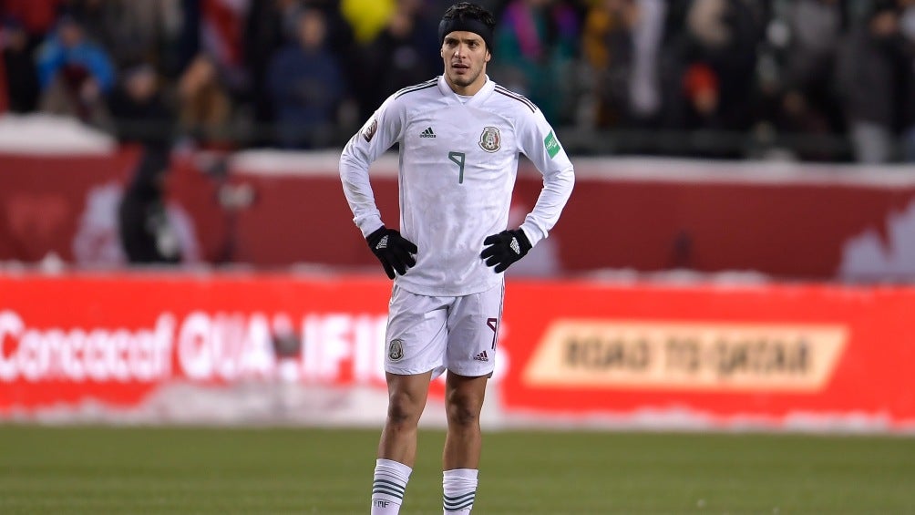 Raúl Jiménez jugando con la Selección Mexicana