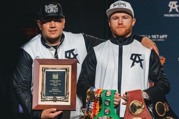 Eddy Reynoso y 'Canelo' Álvarez posan junto a reconocimientos