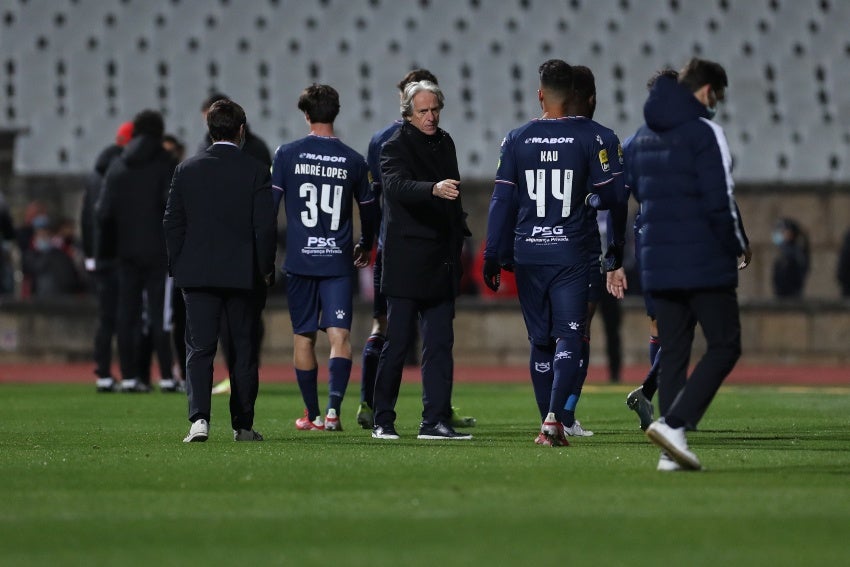 Jugadores del Belenenses ante el Benfica