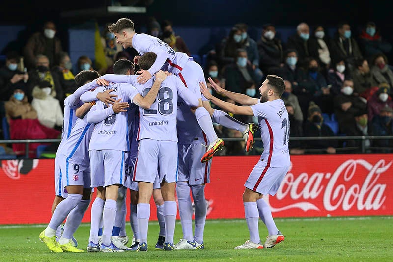 Jugadores del Barcelona festejan un tanto ante Villarreal 