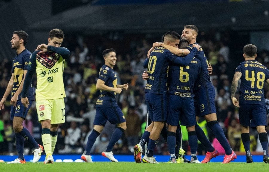 Jugadores de Pumas celebran la victoria