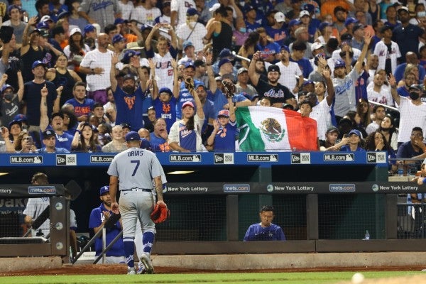 Julio Urías recibe el apoyo de la afición 