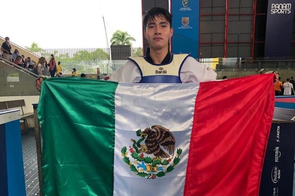 Uriel Gomeztagle posa con la bandera de México tras competir