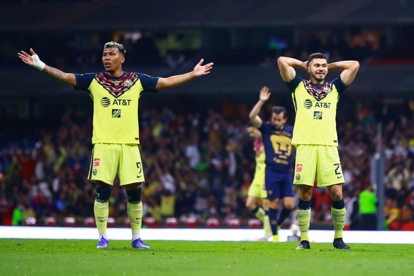 Jugadores del América en el juego ante Pumas