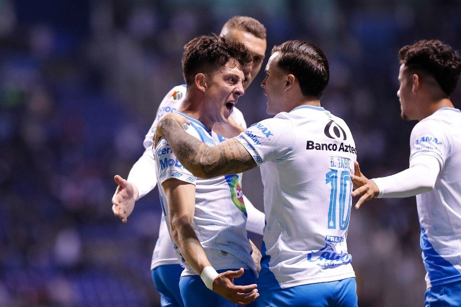 Jugadores del Puebla celebrando un gol