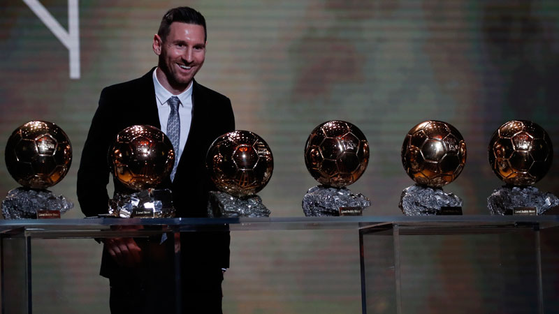 Lionel Messi con su 'colección' de galardones