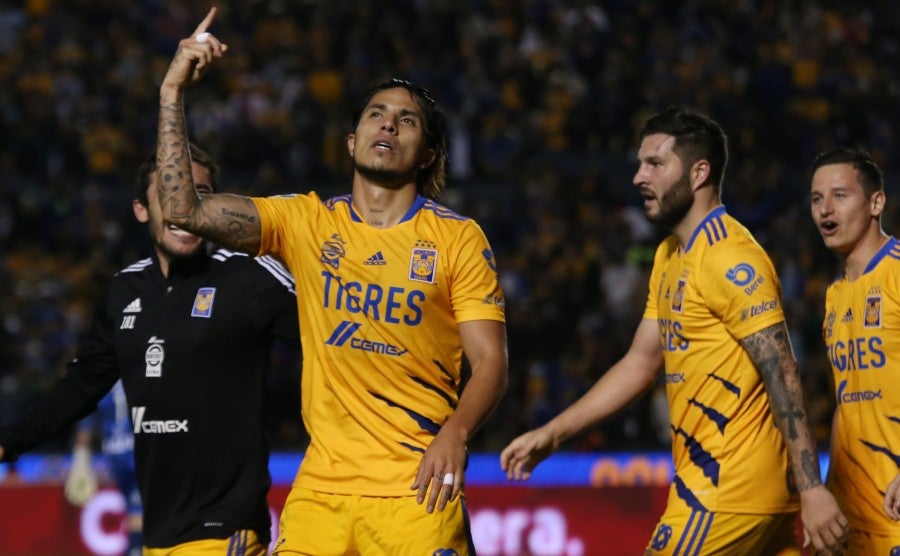 Carlos Salcedo celebra gol ante Santos