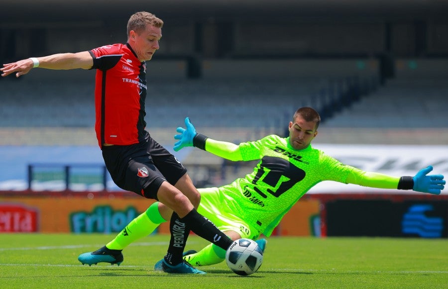 Julio Furch en juego ante Pumas