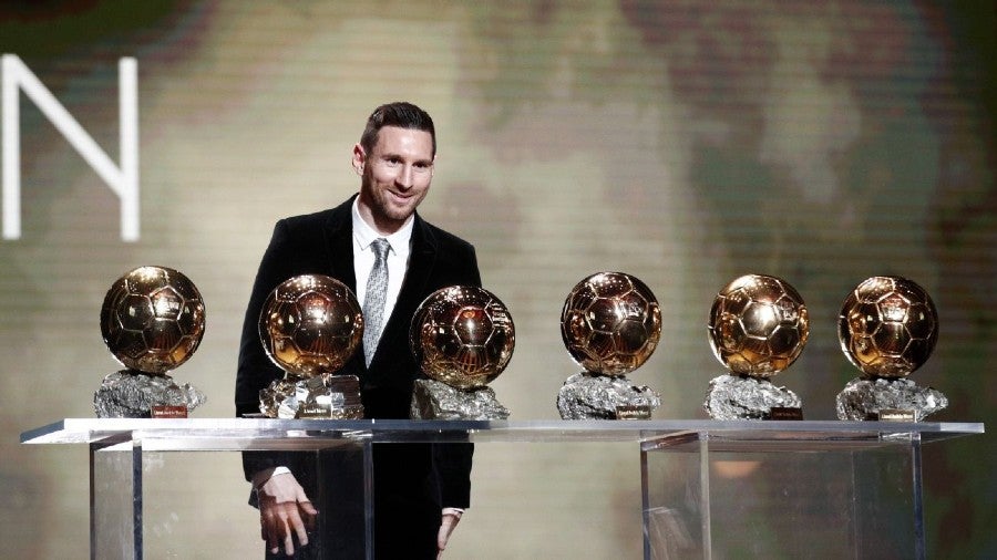 Lionel Messi junto a sus Balones de Oro