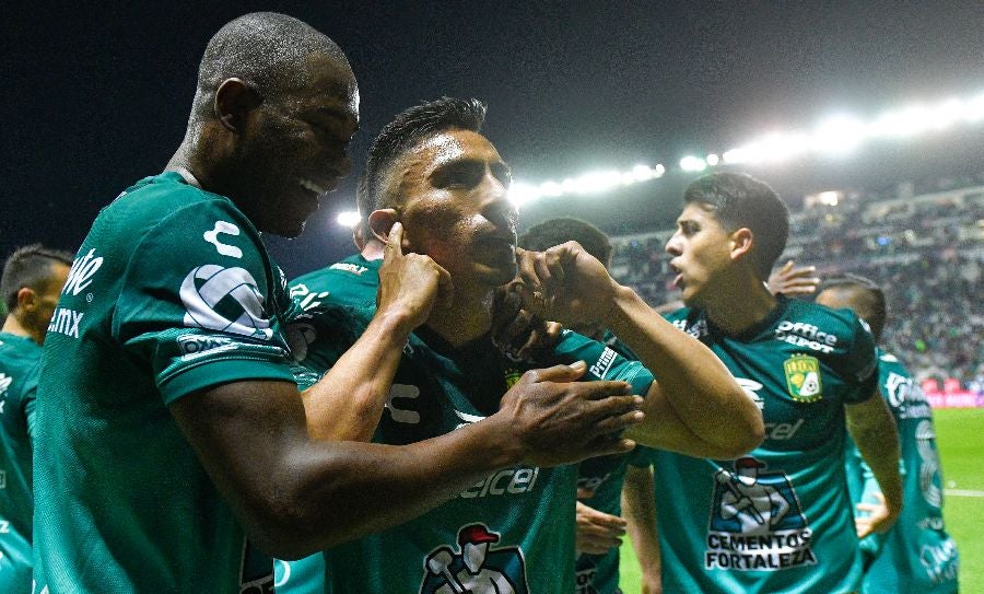 Ángel Mena celebra gol ante La Franja