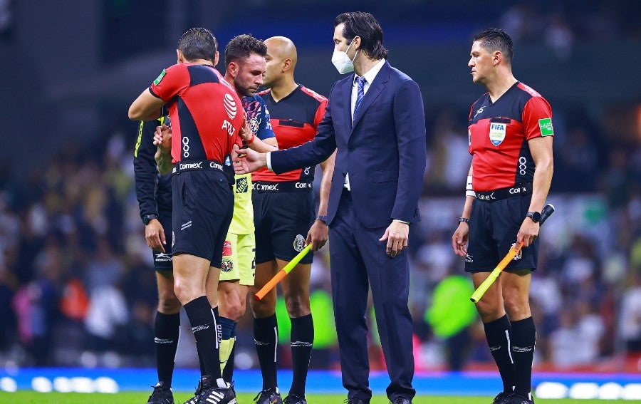 Solari con Miguel Layún y los árbitros tras juego ante Pumas