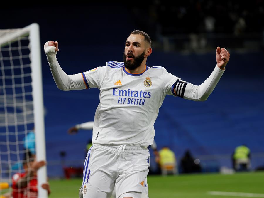 Karim Benzema celebrando un gol con el Madrid