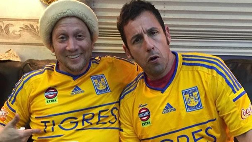 Rob Schneider y Adam Sandler con la playera de los Tigres