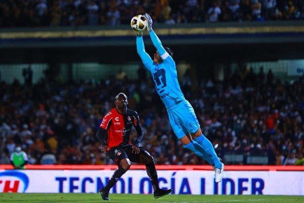 Alfredo Talavera en acción con Pumas frente a Atlas