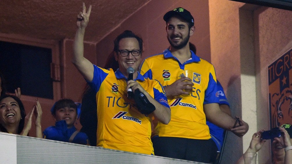 Rob Schneider apoyando a Tigres en partido de la Liga MX