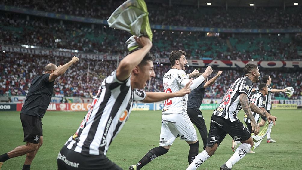 Jugadores del Atlético Mineiro festejando campeonato en Brasil