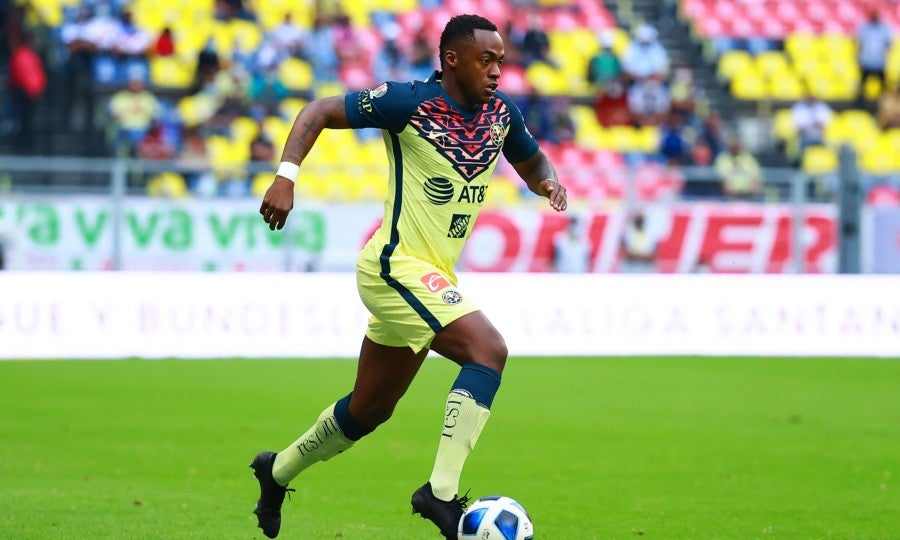 Renato Ibarra en juego con las Águilas