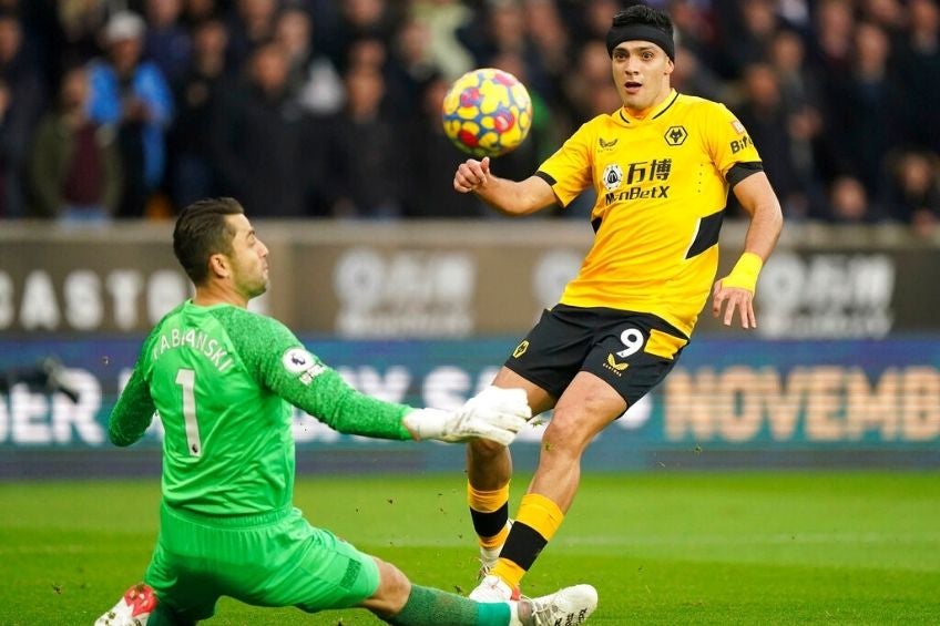 Raúl Jiménez en acción ante el West Ham