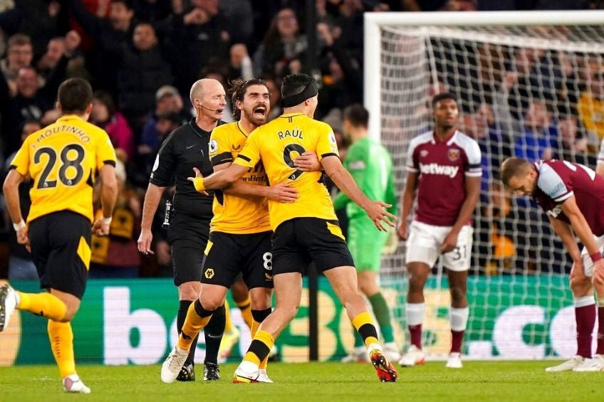 Raúl Jiménez celebrando su gol con Wolverhampton