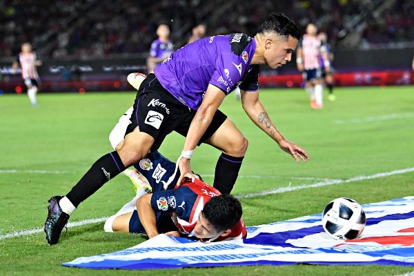 Uriel Antuna de Chivas en acción contra Mazatlán