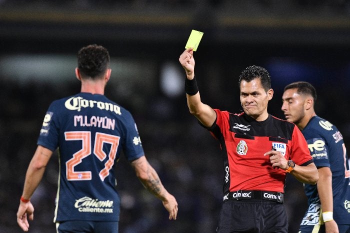 Pérez Durán arbitrando un partido