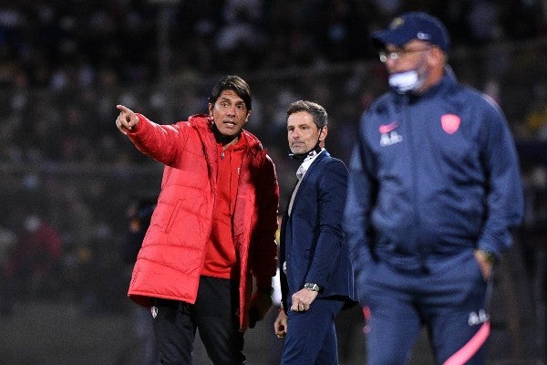 Cuerpo técnico del Atlas durante partido contra Pumas