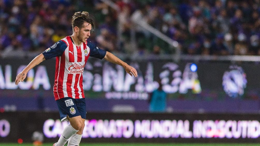 Canelo Angulo jugando con las Chivas en la Liga MX