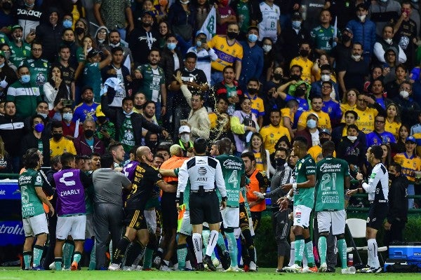 Jugadores de León y Tigres durante enfrentamiento en la Vuelta de la Semifinal