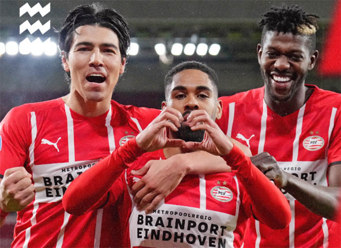 Jugadores del PSV festejan una anotación 
