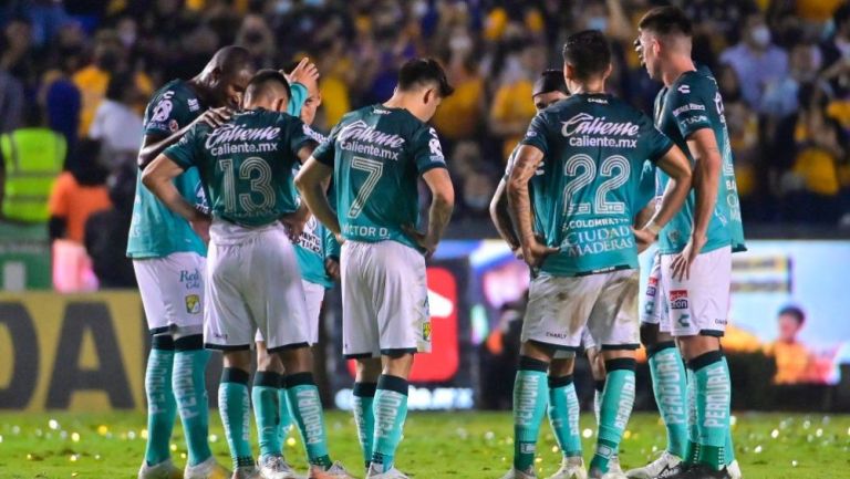 Jugadores de León en el juego ante Tigres