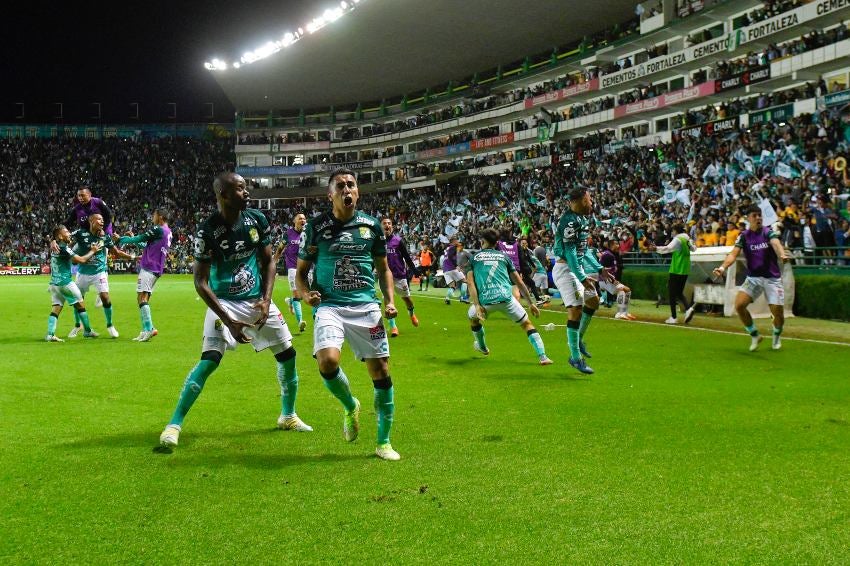 Jugadores de León celebrando su segundo gol del partido