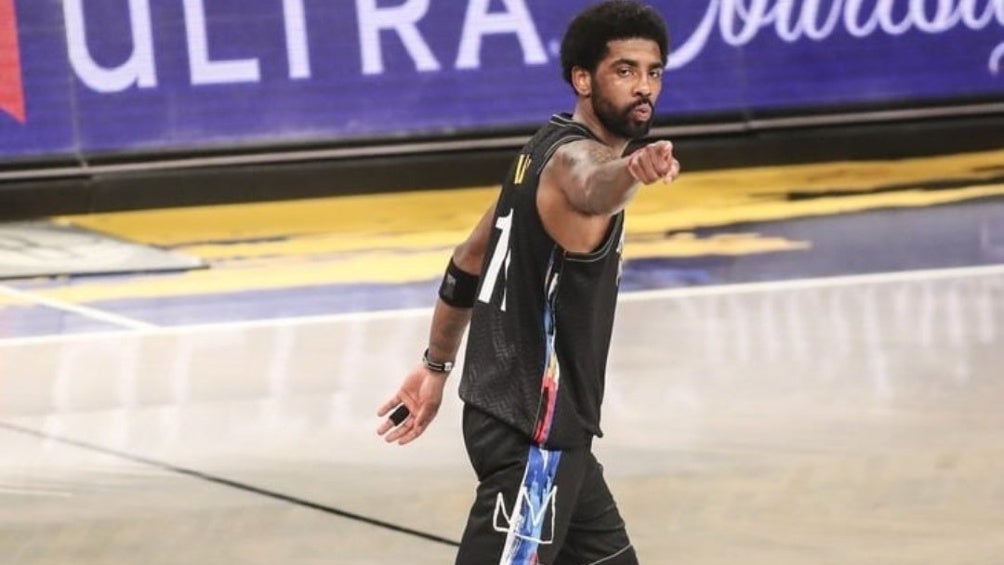 Kyrie Irving jugando partido con los Nets en la NBA