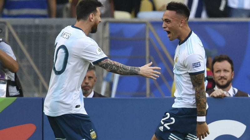 Messi y Lautaro en festejo con Argentina