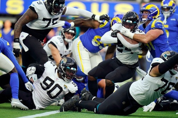 Los Rams en acción contra Jaguars