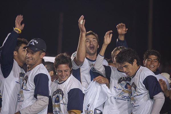 Jugadores de Pumas festejan el Bicampeonato de 2004