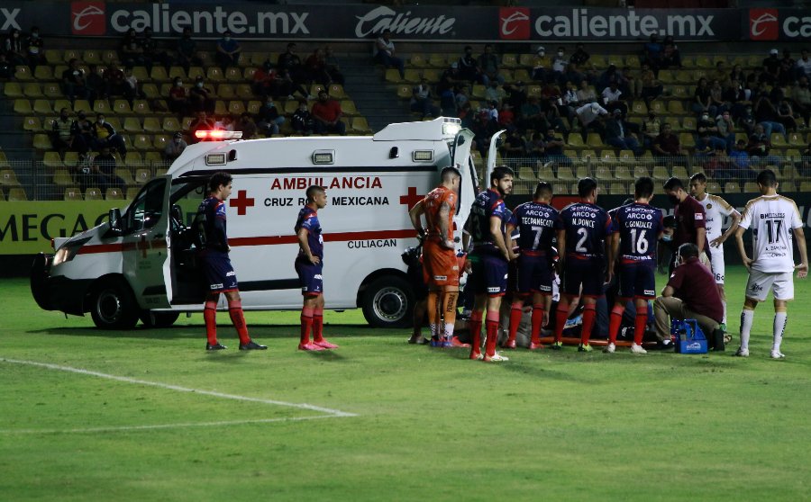 Juan David Angulo tuvo que ser retirado en ambulancia del juego