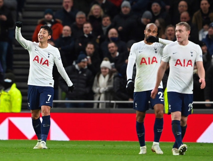 Jugadores de los Spurs tras anotar un gol