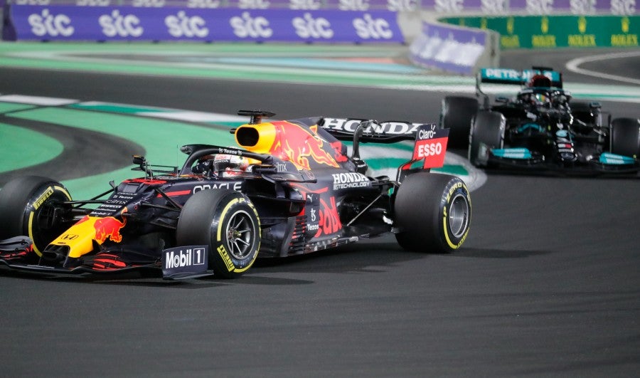 Verstappen y Hamilton en carrera