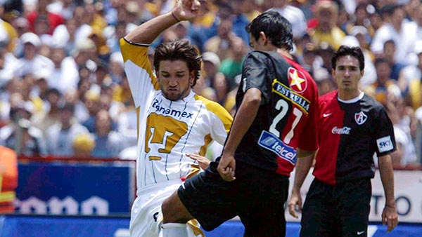 Kikín Fonseca en el partido contra Atlas en la Liguilla de 2004