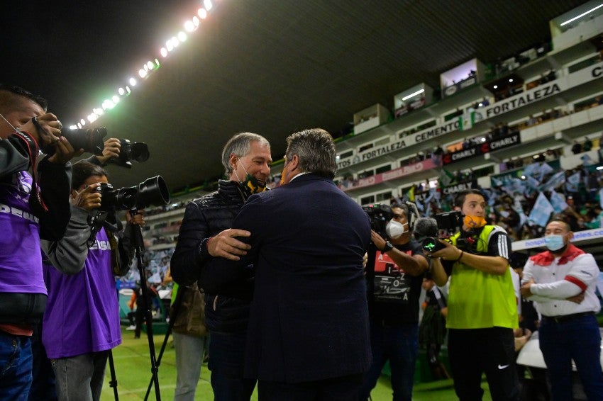 Miguel Herrera y Holan en la Semifinal de Vuelta entre Tigres y León