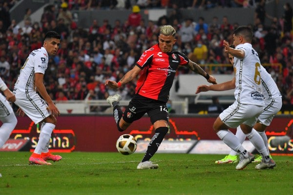 Luis Reyes en acción frente a Pumas