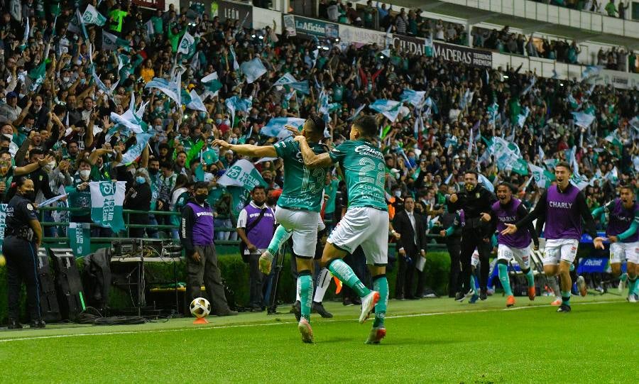 Jugadores de León celebran gol con su afición