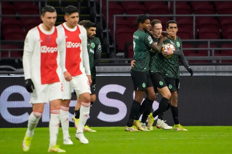 Edson Álvarez tras recibir un gol