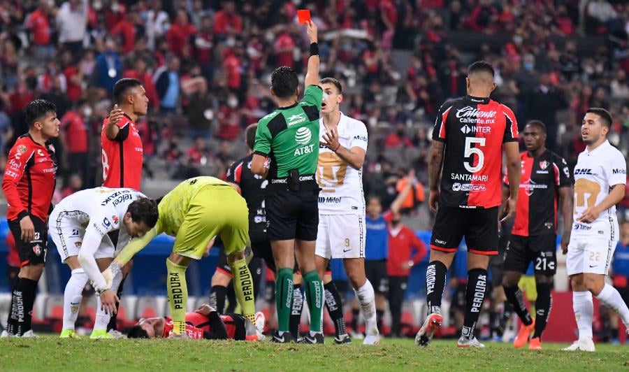 Jorge Antonio Pérez Durán expulsa al atacante de Pumas