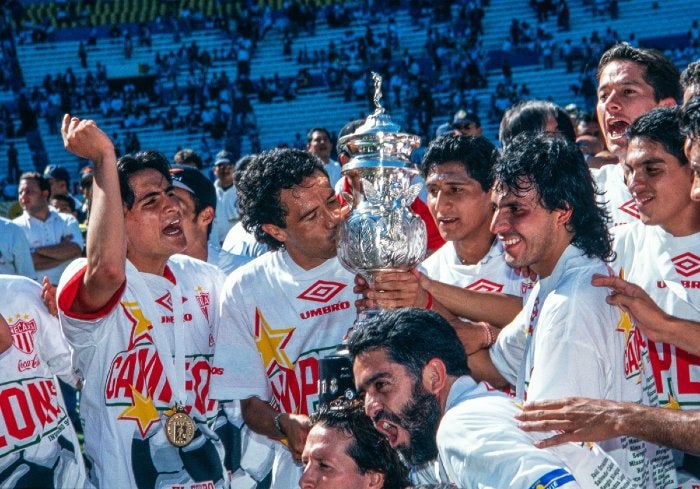 Futbolistas del Necaxa presumen el trofeo del Invierno 1998